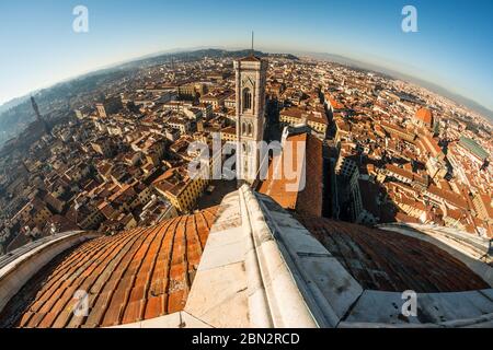 Ein Blick aus der Fischperspektive auf Florenz von der Spitze der brunelleschi-Kuppel, den Dächern der Altstadt und dem Giotto-Glockenturm im Hintergrund Stockfoto