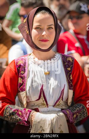 Traditionelle Frauenkleid, Porträt einer Frau in traditioneller Kleidung während der großen Parade des Cavalcata Festivals in Sassari, Sardinien. Stockfoto