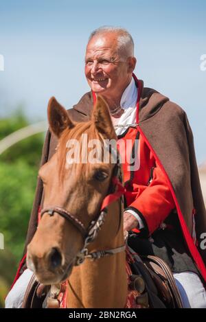 Reiten auf Sardinien, Portrait eines älteren Mannes in traditioneller Tracht während der großen Parade des Cavalcata Festivals in Sassari, Sardinien Stockfoto