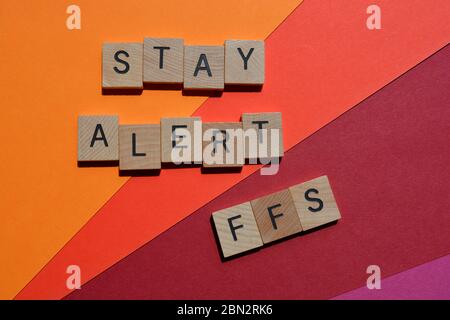 Bleiben Sie Alert, FFS, Wörter und Akronym in hölzernen Buchstaben Alphabet auf rotem Hintergrund Stockfoto