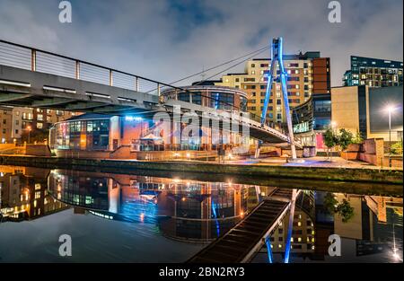 Fußgängerbrücke über den Aire River in Leeds, England Stockfoto