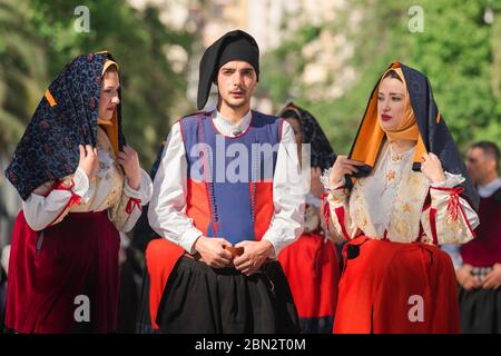 Sardinien Volksfest, Ansicht von drei jungen Menschen in traditioneller Tracht Teilnahme an der großen Prozession der Cavalcata Festival, Sassari. Stockfoto