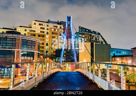 Fußgängerbrücke über den Aire River in Leeds, England Stockfoto