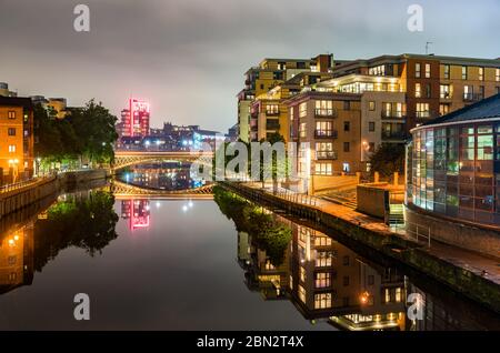 Blick auf Leeds mit dem Aire River in England Stockfoto