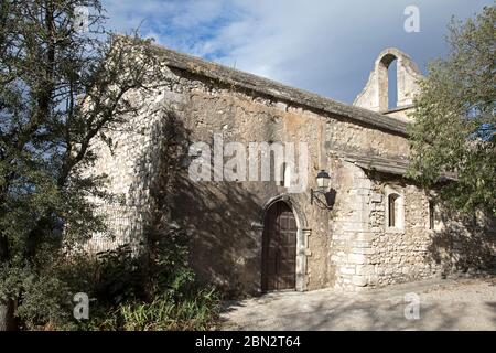 Das 12. Jahrhundert Église St-Laurent in der Ortschaft Eygalières in den Alpilles Bouches du Rhône Frankreich Stockfoto