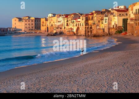 Sonniger Sandstrand in der Altstadt von Küstenstadt Cefalu bei Sonnenuntergang, Sizilien, Italien Stockfoto