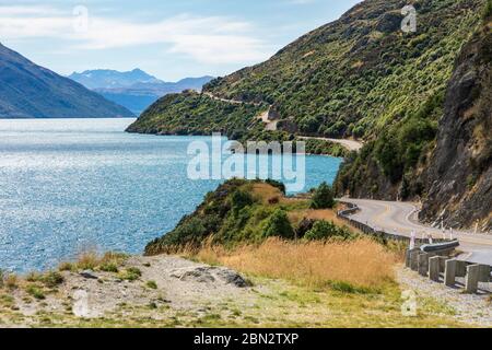 The Devil's Staircase - ein verdrehter Abschnitt der Kingston Road (State Highway 6) neben Lake Wakatipu, Otago, South Island, Neuseeland Stockfoto