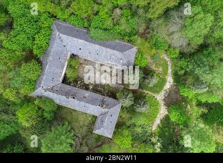 Treppeln, Deutschland. Mai 2020. Das Gebäude des verlassenen Forsthauses (Luftaufnahme mit einer Drohne). Zisterziensermönche hatten im ehemaligen Klosterkomplex Neuzelle ein Priorat gegründet, um sich dort niederzulassen. Inzwischen ist das für den Tourismus gut entwickelte "Barockwunder Brandenburg" jedoch zu unruhig geworden. Eine versteckte Forsthütte in der Nähe könnte ihr neues Zuhause werden. Quelle: Patrick Pleul/dpa-Zentralbild/ZB/dpa/Alamy Live News Stockfoto