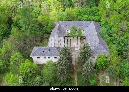 Treppeln, Deutschland. Mai 2020. Das Gebäude des verlassenen Forsthauses (Luftaufnahme mit einer Drohne). Zisterziensermönche hatten im ehemaligen Klosterkomplex Neuzelle ein Priorat gegründet, um sich dort niederzulassen. Inzwischen ist das für den Tourismus gut entwickelte "Barockwunder Brandenburg" jedoch zu unruhig geworden. Eine versteckte Forsthütte in der Nähe könnte ihr neues Zuhause werden. Quelle: Patrick Pleul/dpa-Zentralbild/ZB/dpa/Alamy Live News Stockfoto