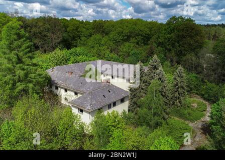 Treppeln, Deutschland. Mai 2020. Das Gebäude des verlassenen Forsthauses (Luftaufnahme mit einer Drohne). Zisterziensermönche hatten im ehemaligen Klosterkomplex Neuzelle ein Priorat gegründet, um sich dort niederzulassen. Inzwischen ist das für den Tourismus gut entwickelte "Barockwunder Brandenburg" jedoch zu unruhig geworden. Eine versteckte Forsthütte in der Nähe könnte ihr neues Zuhause werden. Quelle: Patrick Pleul/dpa-Zentralbild/ZB/dpa/Alamy Live News Stockfoto