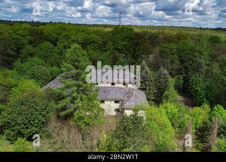 Treppeln, Deutschland. Mai 2020. Das Gebäude des verlassenen Forsthauses (Luftaufnahme mit einer Drohne). Zisterziensermönche hatten im ehemaligen Klosterkomplex Neuzelle ein Priorat gegründet, um sich dort niederzulassen. Inzwischen ist das für den Tourismus gut entwickelte "Barockwunder Brandenburg" jedoch zu unruhig geworden. Eine versteckte Forsthütte in der Nähe könnte ihr neues Zuhause werden. Quelle: Patrick Pleul/dpa-Zentralbild/ZB/dpa/Alamy Live News Stockfoto