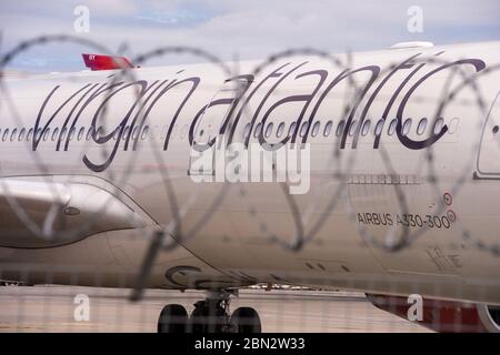 Glasgow, Großbritannien. Mai 2020. Bild: Virgin Atlantic zieht während der verlängerten Sperrung des Coronavirus (COVID19) mehr Flugzeuge zum Flughafen Glasgow um. Auf dem Tarmac sind zwei Boeing 747-400 und zwei Airbus A330-300 Flugzeuge amongst4 die andere Anzahl von Bodenflugzeugen von verschiedenen Fluggesellschaften, die das gleiche oder ähnliche Schicksal bei Virgin konfrontiert. Virgin Atlantic kündigte an, dass sie ihre Operationen in Gatwick auf unbestimmte Zeit schließen werden, was für den Südosten Großbritanniens massive Auswirkungen haben wird. Quelle: Colin Fisher/Alamy Live News Stockfoto