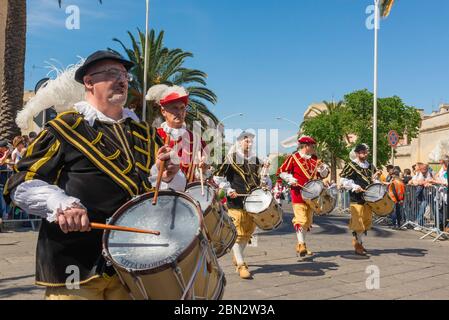 Sardinien Festival, Blick auf eine Gruppe von Trommlern in sardischen traditionellen Kleid marschieren in der großen Prozession während Cavalcata in Sassari, Sardinien. Stockfoto