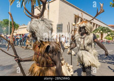 Sardinien festival Sassari, einer Gruppe von Jägern in Felle gekleidet, beteiligen sich an der großen Prozession Cavalcata in Sassari, Sardinien. Stockfoto