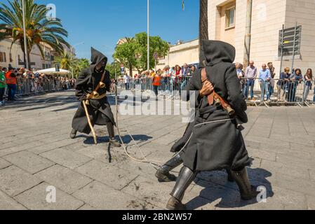 Sardinien Festival, Blick auf die Thurpos oder mit dem Kopf "Blinde" während der großen Parade der Cavalcata Sarda Festival in Sassari, Sardinien Stockfoto