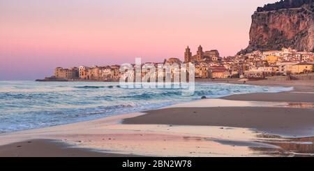 Schöne Aussicht auf Sandstrand, Cefalu Kathedrale und Altstadt von Küstenstadt Cefalu bei Sonnenuntergang, Sizilien, Italien Stockfoto