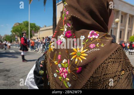 Farbe Sardinien, Blick auf bunte Stickerei auf dem Schal einer Frau, die am traditionellen Volksfest von Cavalcata in Sassari, Sardinien Stockfoto