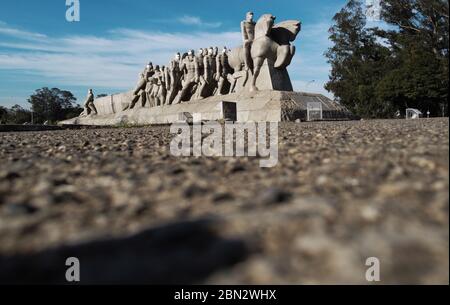 12. Mai 2020: Die Drohnenbilder zeigen das Denkmal der Flaggen, eines der berühmtesten in Sao Paulo, das mit den Gesichtern ihrer Statuen mit Gesichtsmasken überzogen dämmerte. Die Intervention findet am Internationalen Pflegetag statt und macht auf die Bedeutung der Verwendung von PSA im Rahmen der COVID-Pandemie 19 aufmerksam. Kredit: Dario Oliveira/ZUMA Wire/Alamy Live News Stockfoto