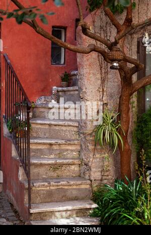 Steintreppe im Freien Stockfoto