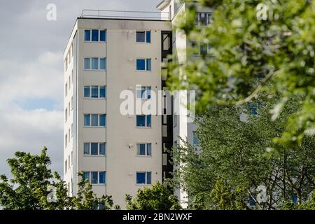 MERTHYR TYDFIL, WALES - 11. MAI 2020 - die Kaedraw-Wohnungen, die durch die Bäume spänen. Stockfoto