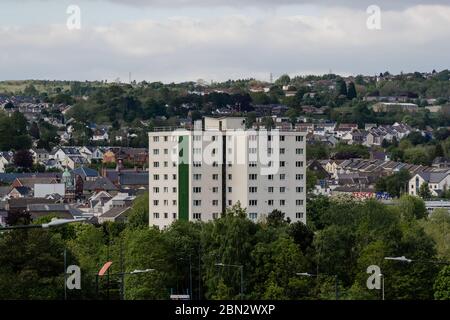 MERTHYR TYDFIL, WALES - 11. MAI 2020 - Caedraw Flats ragen hoch über der Merthyr Tydfil Sky Line. Stockfoto