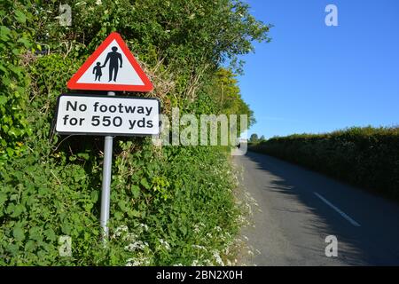 Englische Landstraße mit No footway-Schild