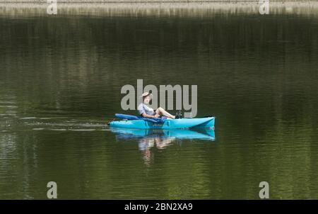 Putney London, Großbritannien. 12 Mai 2020. Sperrung Des Coronavirus. Ein Mann auf einem Paddelboot genießt das warme Wetter auf der Themse von Putney South West London, da die Regierung das Gesetz über die Sperrung am (Mittwoch, 13. Mai 2020) zu entspannen, damit die Öffentlichkeit mehr Zeit im Freien verbringen und genießen Sie die Picknicks, Sonnenbaden unter Befolgung sozialer Distanzierungsrichtlinien. Kredit: amer Ghazzal/Alamy Live News Stockfoto