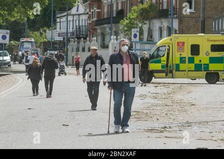 Putney London, Großbritannien. 12 Mai 2020. Sperrung Des Coronavirus. Menschen genießen das warme Wetter auf Putney Damm South West London, wie die Regierung eingestellt ist, um das Gesetz über die Sperrung auf (Mittwoch, 13. Mai 2020) zu entspannen, damit die Öffentlichkeit mehr Zeit im Freien verbringen und genießen Sie die Picknicks, Sonnenbaden, während die folgenden sozialen Distanzierungsrichtlinien. Kredit: amer Ghazzal/Alamy Live News Stockfoto