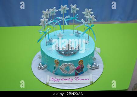 Disney Frozen Cake. Kinder Geburtstag .Frozen Themen Kind Geburtstag Kuchen . Gefrorener Geburtstagstorte . Aserbaidschanisch Baku 04.02.2020 . Stockfoto