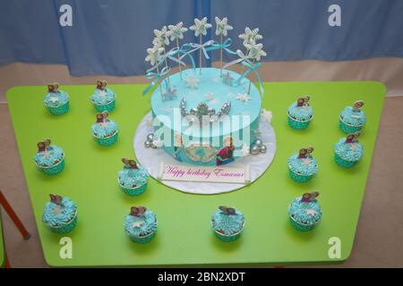 Gefrorener Geburtstagstorte . Disney Frozen Cake. Kinder Geburtstag .Frozen Themen Kind Geburtstag Kuchen . Aserbaidschanisch Baku 04.02.2020 . Stockfoto