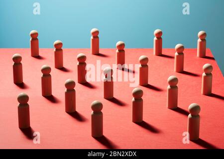 Schachfiguren aus Holz auf roter Oberfläche Stockfoto