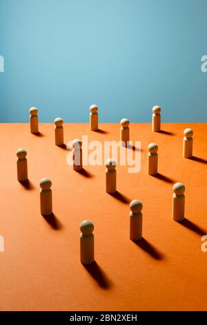 Schachfiguren aus Holz auf orangefarbener Oberfläche Stockfoto