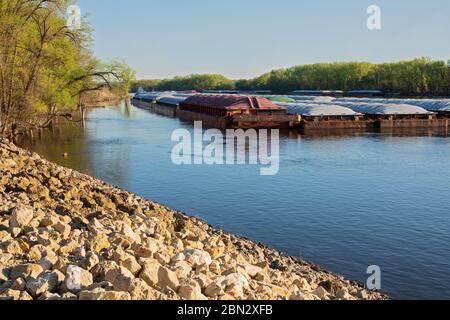 Lastkähne füllen mississippi Fluss an Schweine Auge Insel im Süden saint paul Stockfoto