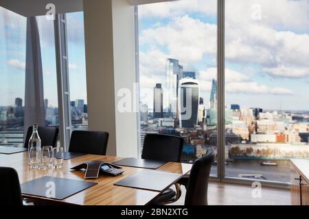 Moderner Konferenzraum mit Blick auf Hochhäuser und die Stadt Stockfoto