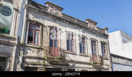 Ovar, Portugal - 18. Februar 2020: Kleines, zerstörte Apartmenthaus im Stadtzentrum an einem Wintertag Stockfoto