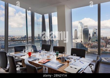 Moderner Konferenzraum mit Blick auf die Stadt, London, Großbritannien Stockfoto