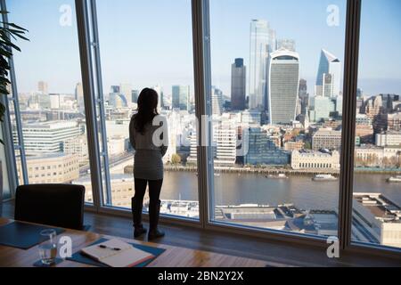 Eine durchdachte Geschäftsfrau, die sich die Stadtansicht von London anschaut Stockfoto