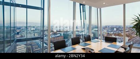 Moderner Konferenzraum mit Blick auf die Stadt, London, Großbritannien Stockfoto