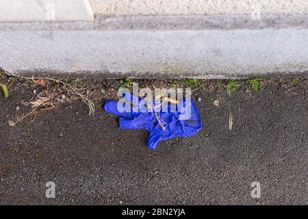 Gebrauchte Einweghandschuhe auf den Boden geworfen, Umwelt Konzept, außen Stockfoto