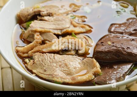 Gekochtes Entenfleisch und Blut in brauner chinesischer Kräutersuppe auf Schüssel Stockfoto