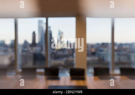 Moderner Business-Konferenzraum mit Blick auf die Stadt Stockfoto