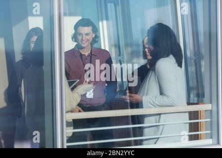 Geschäftsleute reden in sonnigem Fenster Stockfoto