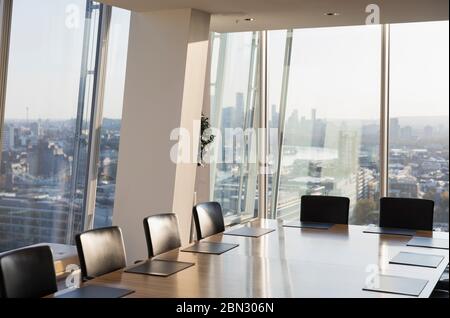 Moderner Konferenzraum mit Blick auf die sonnige Stadt Stockfoto