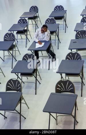 Dedizierte High School Jungen Schüler, die Prüfung am Schreibtisch im Klassenzimmer Stockfoto