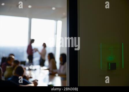 Geschäftsleute in Zimmer Tagung Stockfoto