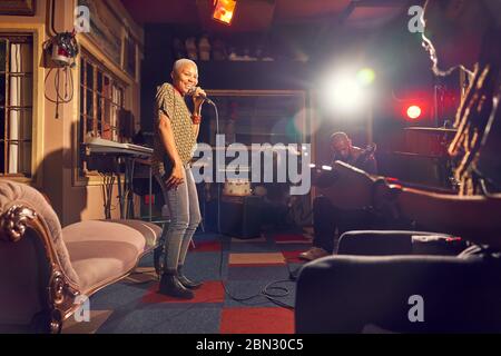 Musiker üben im Aufnahmestudio Stockfoto