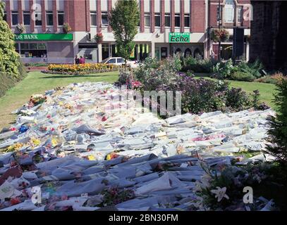 1997, EIN Meer von Blumen für den Tod von Diana Prinzessin von Wales, Bedworth Stadtzentrum, West Midlands, England, Großbritannien Stockfoto