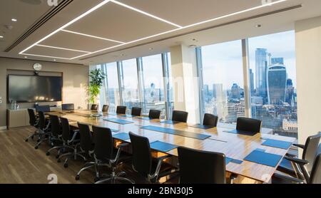 Langer, moderner Konferenztisch mit Blick auf die Stadt Stockfoto