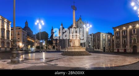 Panoramablick auf Piazza Duomo in Catania mit der Kathedrale Santa Agatha und Liotru, Symbol von Catania, bei Nacht, Sizilien, Stockfoto