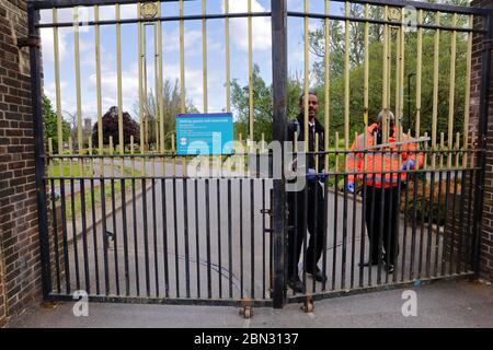 London, Großbritannien. Hier Green Cemetery unter Sicherheit während der Zeit der 2020 covid- 19 Weltkrise. Stockfoto